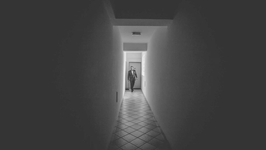 φωτογράφοι γάμου τρίκαλα snapix, minimal εικόνα με τον γαμπρό να αναχωρεί για την εκκλησία