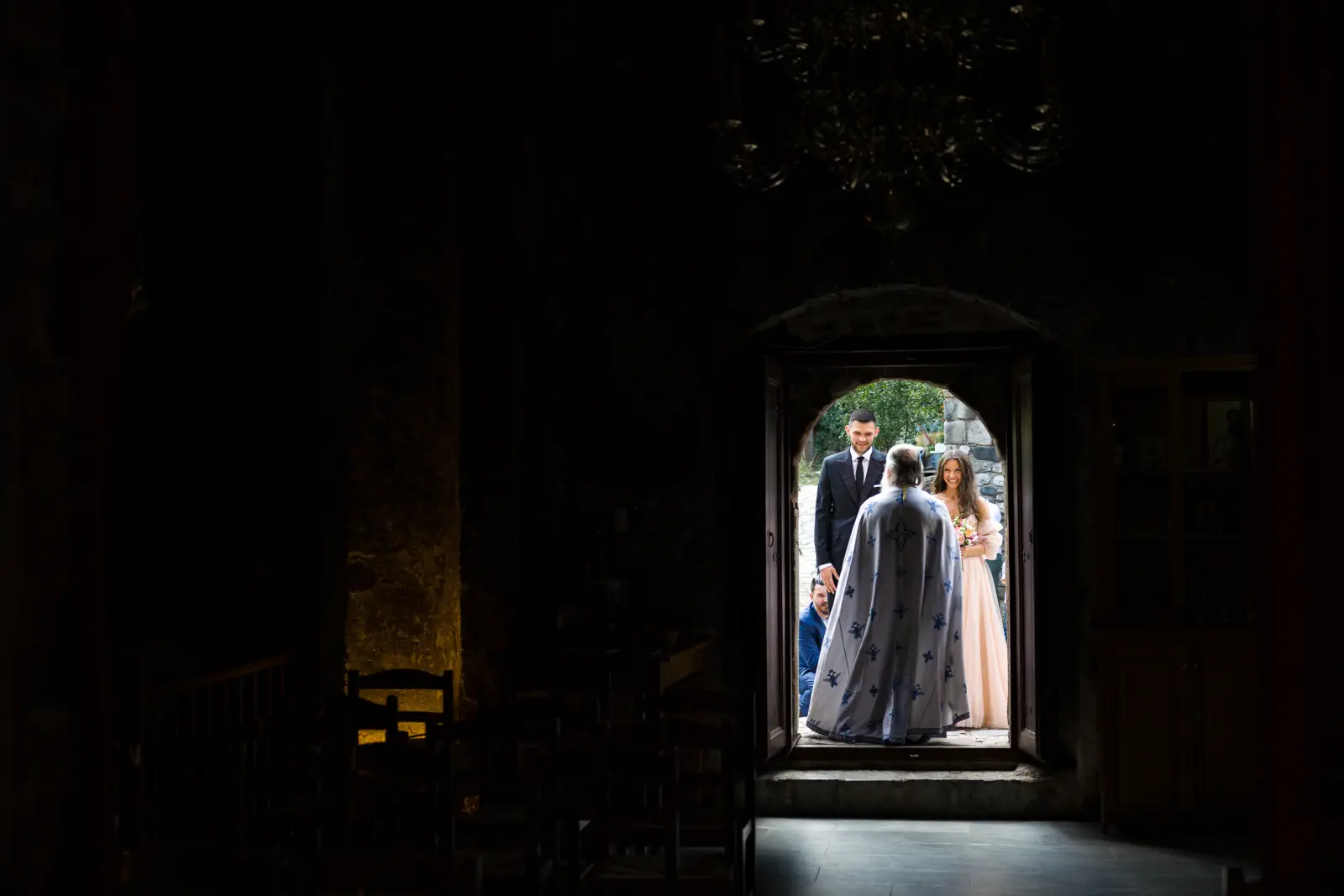 046 legandary wedding in trikala γάμος στην πάρτα παναγιά Τρίκαλα, καλλιτεχνική λήψη μέσα από τον ναό
