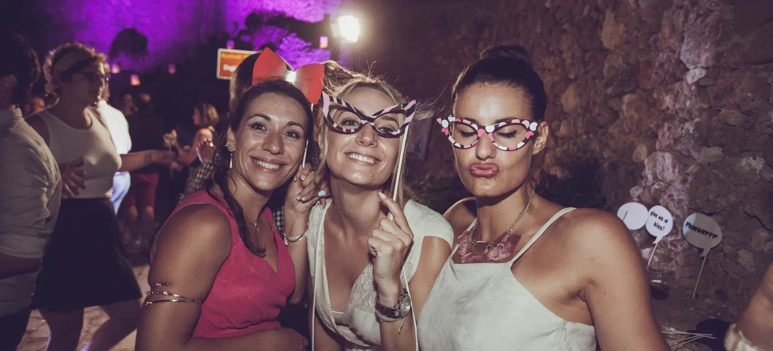 καλεσμένοι γάμου ποζάρουν σε photobooth